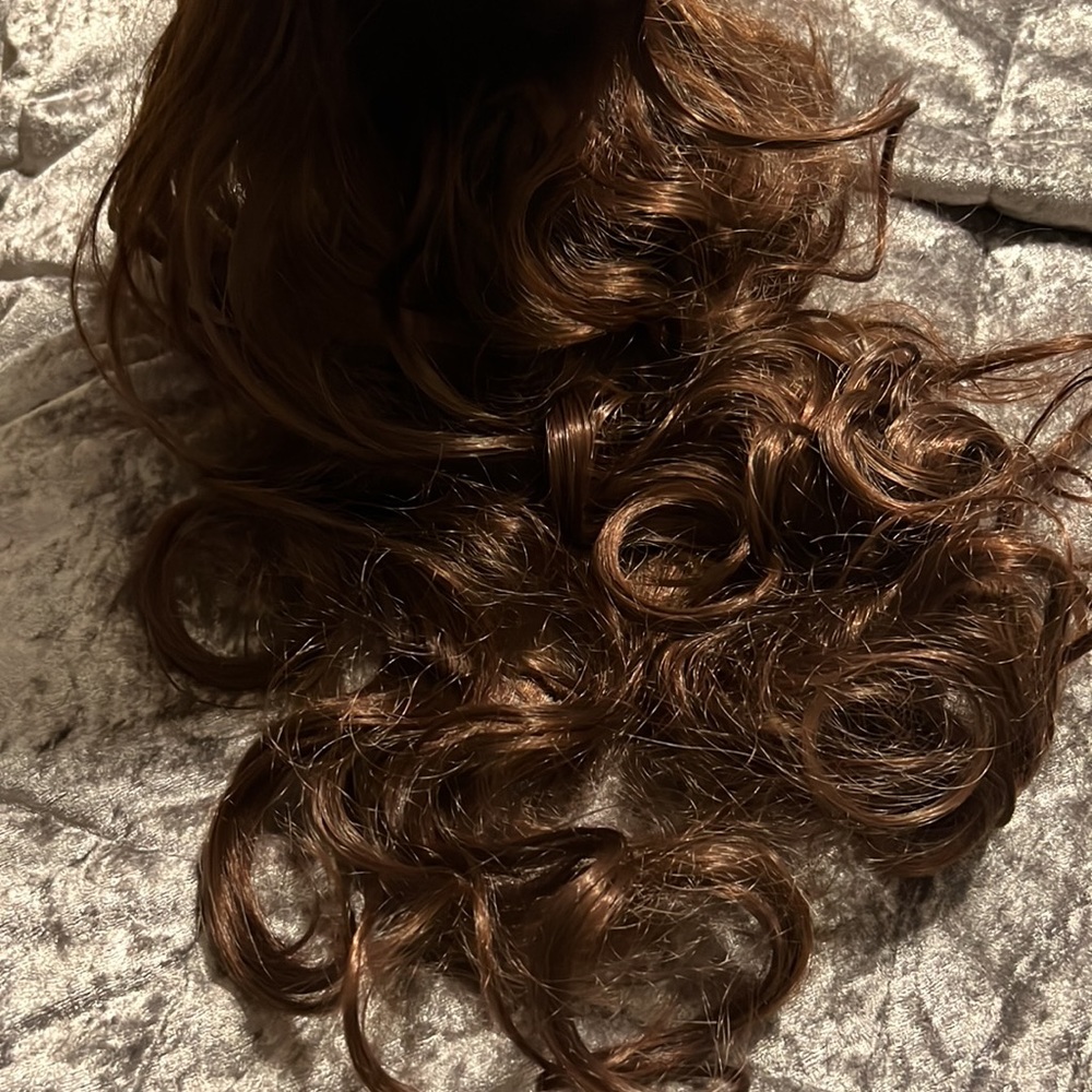 22 inch Brown synthetic wig - Picture 4 of 5